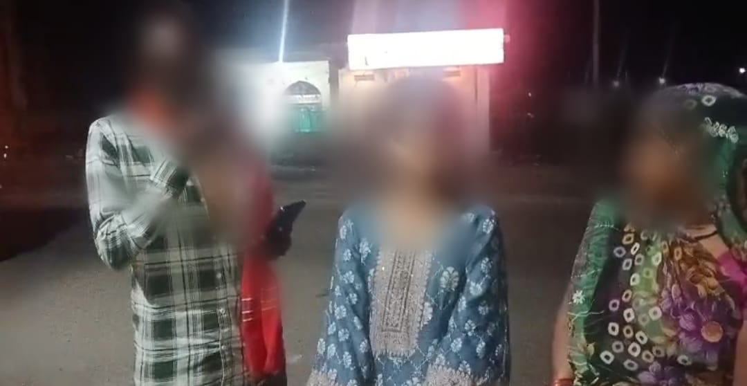 सागर के थाना खुरई क्षेत्र में पिता की डॉट से नाराज होकर घर से निकली 13 वर्षीय बालिका घर की राह भटकी, डायल-112 जवानों ने परिजन से मिलाया। 